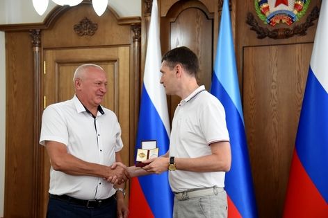 Руководитель администрации Главы ЛНР вручил награды представителям регионов-шефов