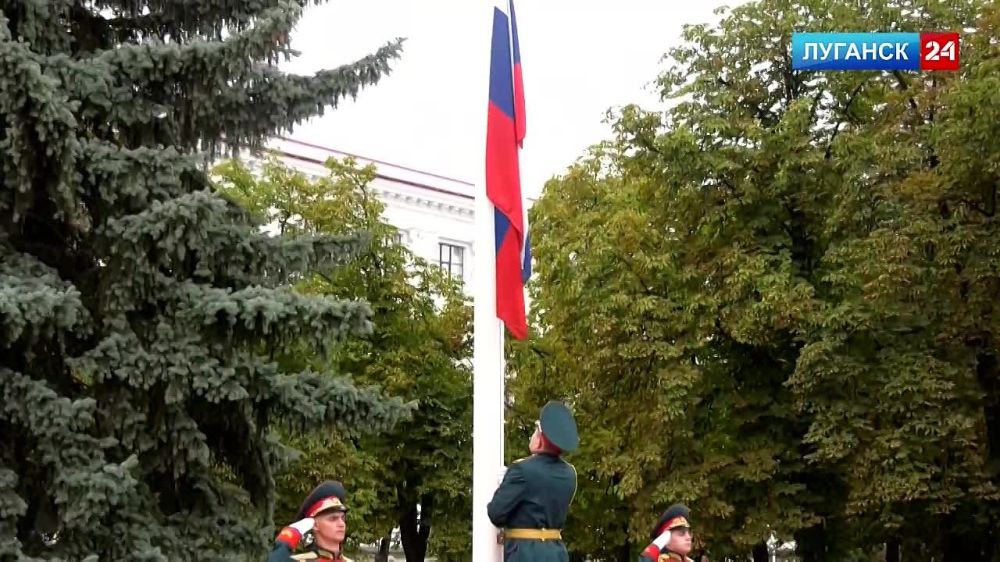 В центре Луганска прошло торжественное поднятие российского триколора