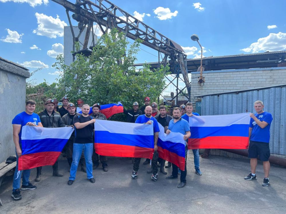 Антон Демидов: С Днем Государственного флага России, друзья!