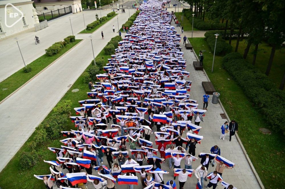 Более 15 тысяч человек приняли участие в мероприятиях МГЕР и Волонтерской роты ко Дню флага