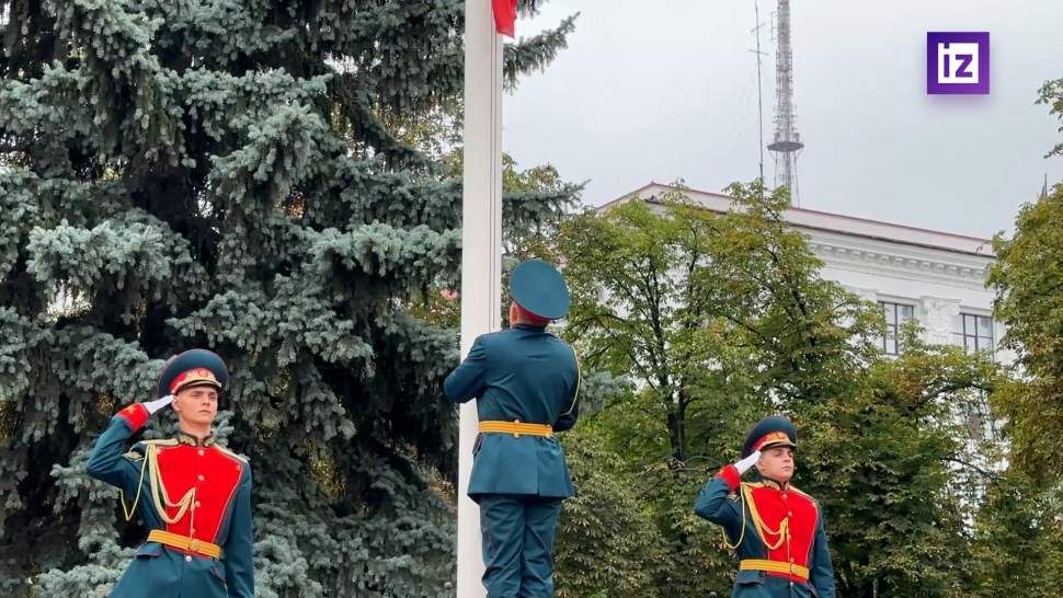 Российские триколоры в День государственного флага подняли в регионах РФ