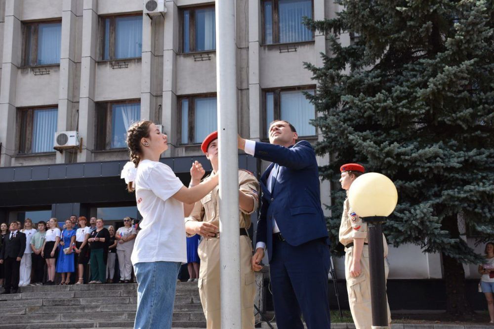 Виктор Водолацкий: В этом году республика впервые отмечает День флага России в составе нашей большой Родины