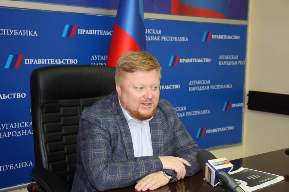 В преддверии нового учебного года Министр образования и науки Луганской Народной Республики Иван Кусов дал брифинг для СМИ