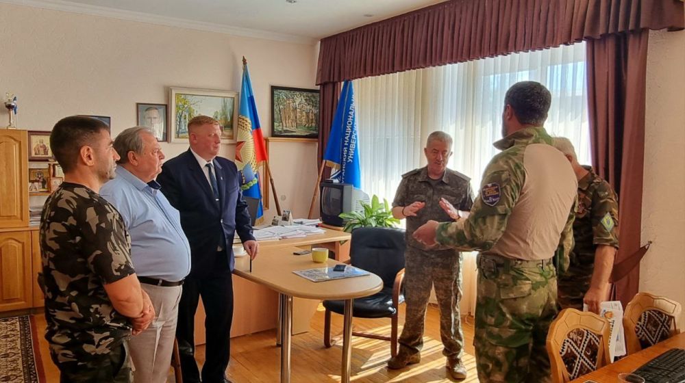 Виктор Водолацкий: Сегодня в Луганском государственном университете им. Владимира Даля прошла встреча с представителями гуманитарных организаций, которые оказывают помощь жителям Донбасса и военнослужащим наших подразделений