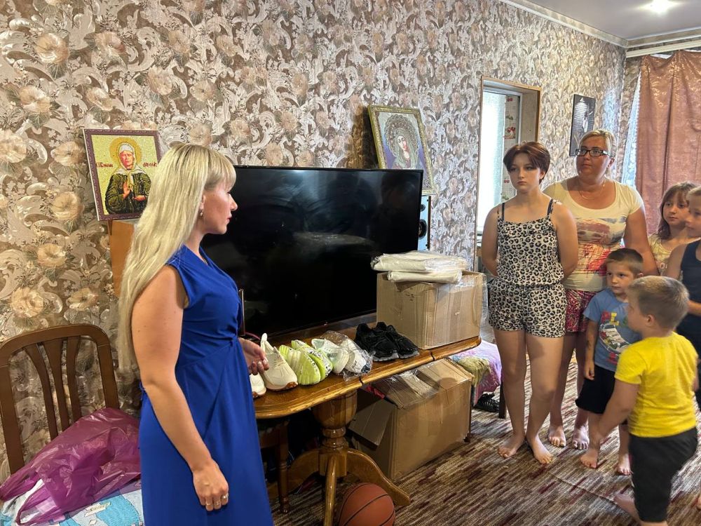 Инна Швенк: Уполномоченный по правам ребенка в Луганской Народной Республике и Луганский штаб гуманитарной акции «Детям - в руки» оказали помощь многодетной семье погибшего участника СВО