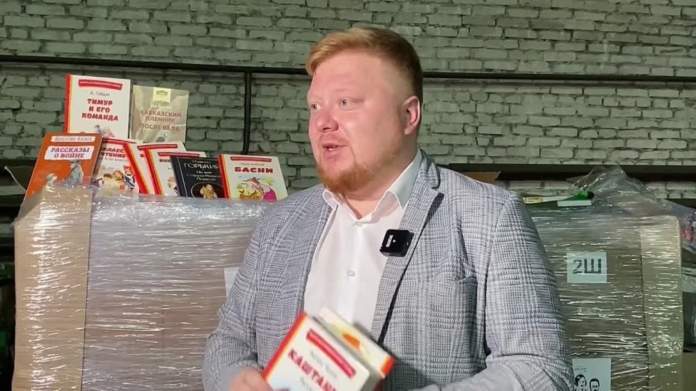 Первая партия художественной литературы, доставленной в рамках поручения Президента России Владимира Путина, прибыла в Луганск и в скором времени будет распределена между школьными библиотеками Республики