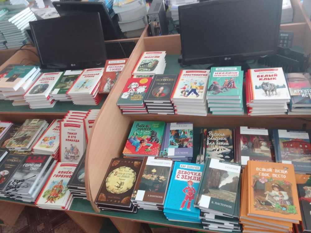 В Луганск прибыли первые фуры с художественной литературой для школьных библиотек