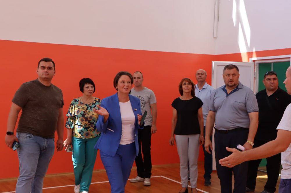 Депутат Госдумы Светлана Разворотнева проверила ход ремонтных работ в учреждениях ЛНР