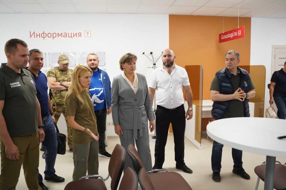 Дарья Лантратова: Жителям Кременной больше не придется ездить за получением госуслуг в соседние города — сегодня здесь, совсем близко к линии боевого соприкосновения, заработал МФЦ, уже 30-й в Луганской Народной Республике