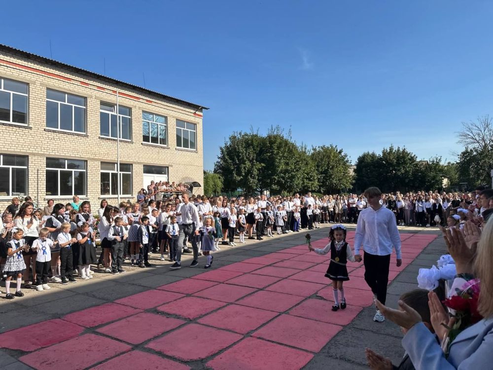 Ряды школьников Белокуракино в этом году пополнили 122 первоклассника, которые получили рюкзаки от «Движение первых» с канцелярскими наборами