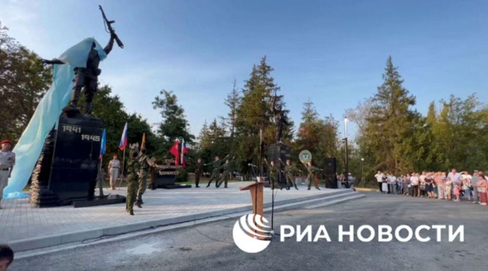 В Луганске открыли мемориал защитникам Донбасса