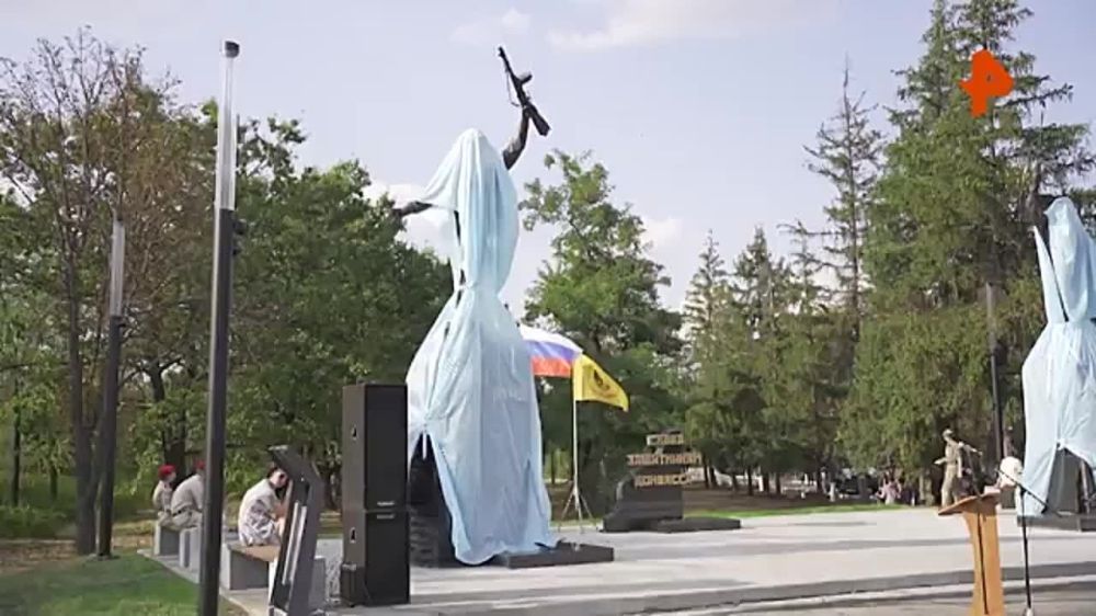 Памятник шахтерам-защитникам Донбасса открыли в Луганске