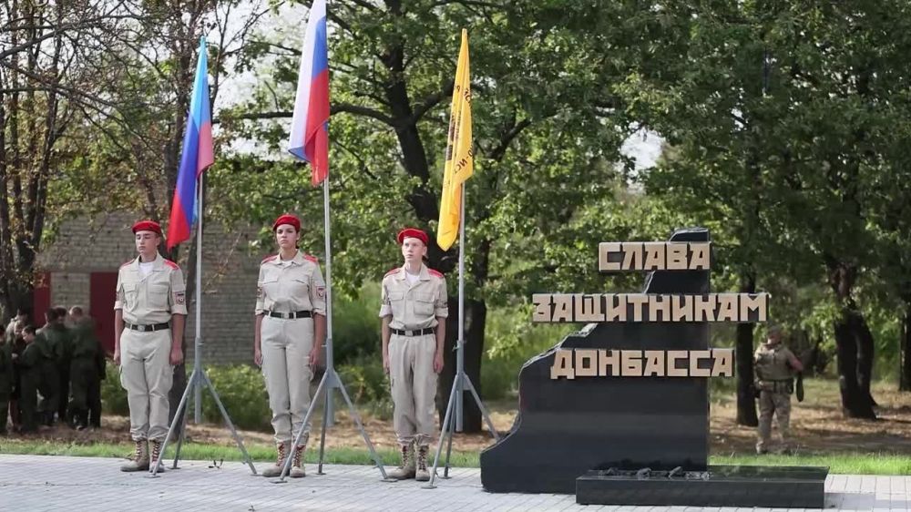 Церемония открытия памятника шахтерам — защитникам Донбасса, созданного Российским военно-историческим обществом, прошла в Луганске ЛНР на территории Луганского государственного аграрного университета имени Климента Ворошилова, передает наш корреспондент