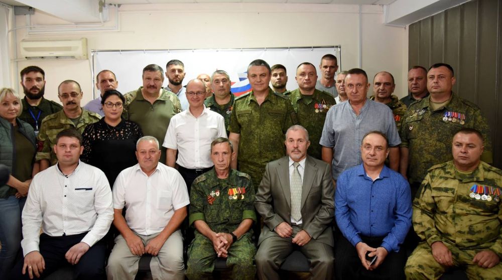 Сергей Кириенко и Леонид Пасечник вручили 20 удостоверений ветерана боевых действий в фонде «Защитники Отечества» ЛНР