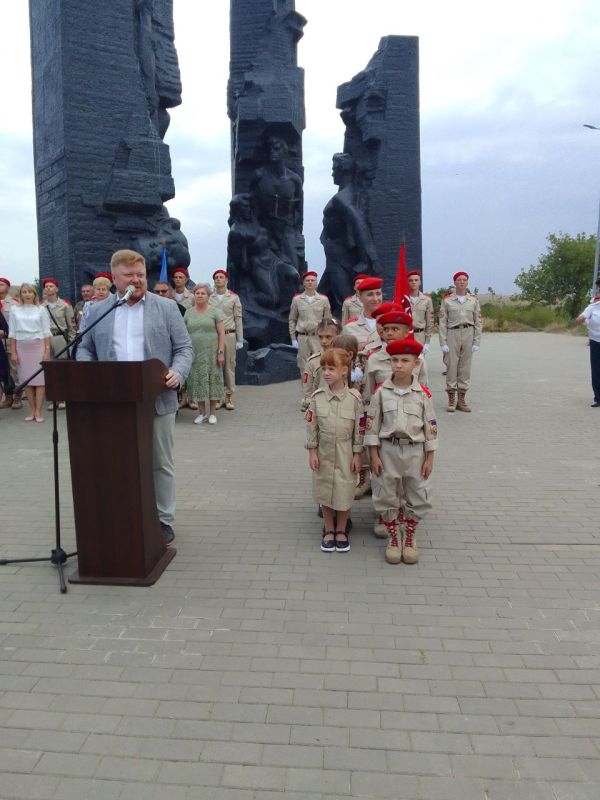 4 сентября, в день 80-летия освобождения Ворошиловградской области от немецко-фашистских захватчиков, у мемориального комплекса «Непокорённые» в городе Краснодон прошла торжественная церемония принятия в ряды «Юнармии»