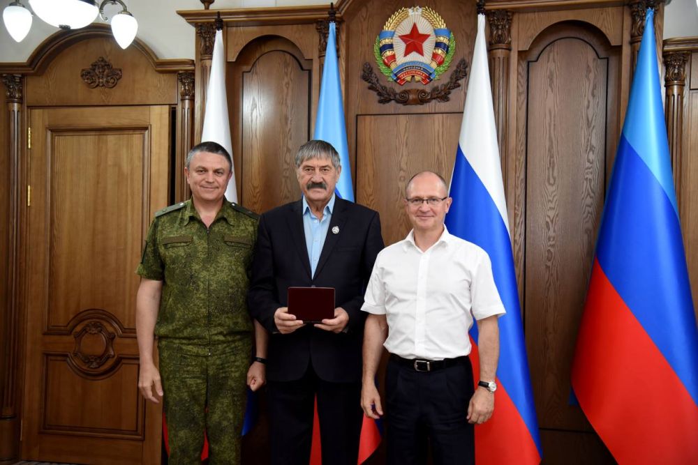 Леонид Пасечник: По поручению Президента Владимира Владимировича Путина с Сергеем Кириенко наградили граждан республики за добросовестный и самоотверженный труд, значительный личный вклад в восстановление и развитие региона