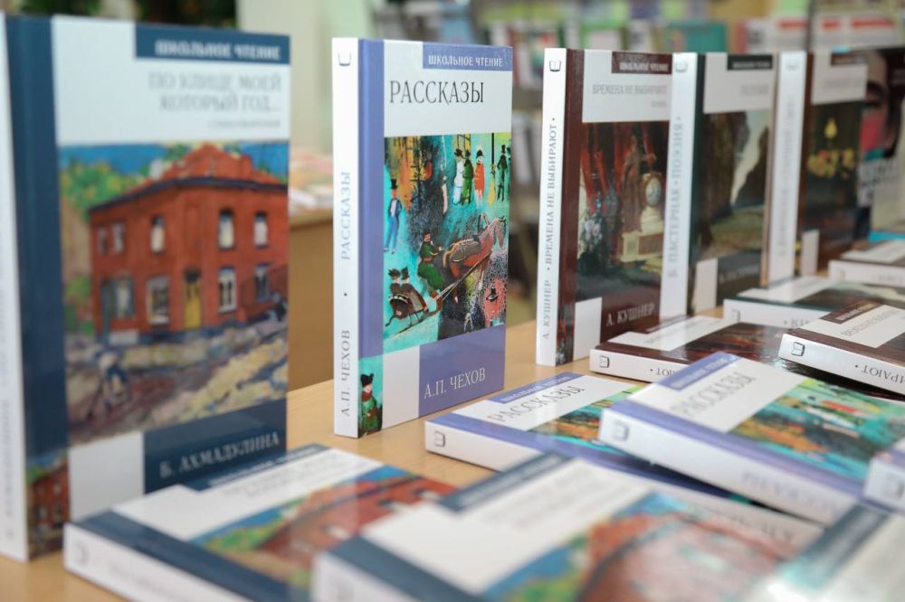 Сергей Кириенко в сопровождении Леонида Пасечника и Ивана Кусова осмотрел гимназию № 60 в Луганске