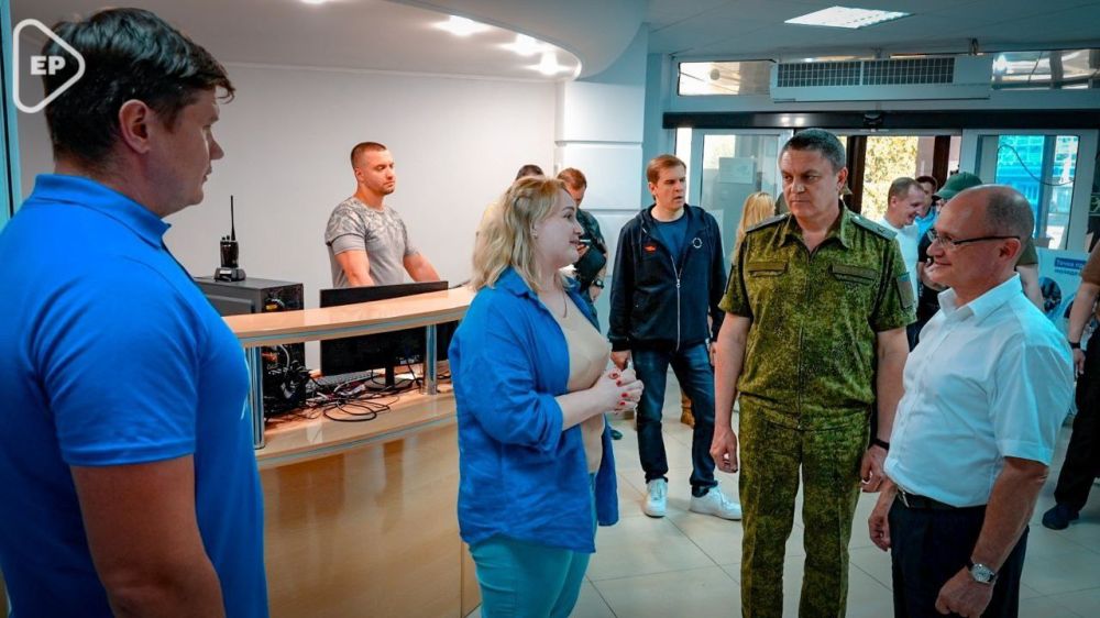 Первый замглавы Администрации Президента Сергей Кириенко поблагодарил волонтеров МГЕР и «Волонтерской Роты» за помощь жителям Донбасса