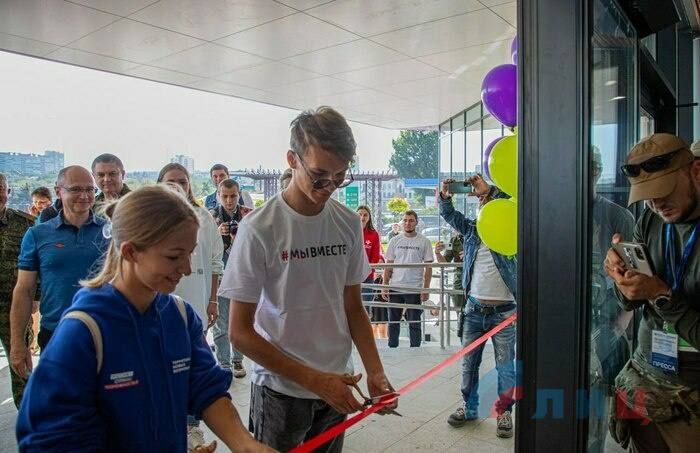 Торжественное открытие Дома молодежи, призванного объединить активную молодежь разных интересов и сфер деятельности, состоялось в Луганске