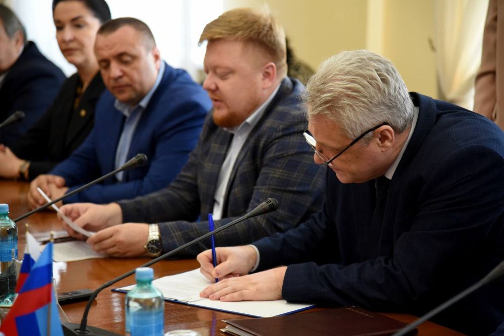 Правительство и вузы ЛНР заключили соглашение о сотрудничестве с «Высшей школой экономики»