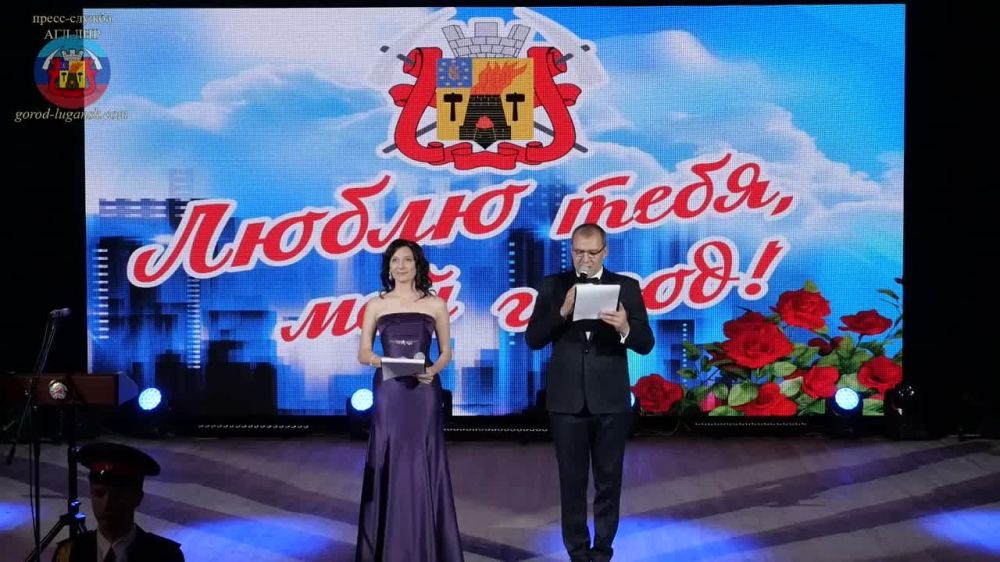 Манолис Пилавов наградил луганчан, внесших вклад в развитие города