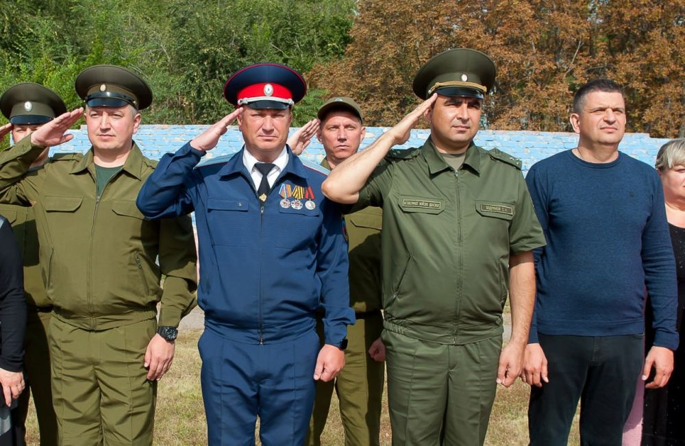 Заместитель Председателя Народного Совета ЛНР Олег Коваль принял участие в торжественной линейке, посвященной началу нового учебного года в Республиканском казачьем кадетском корпусе имени маршала авиации Александра Ефимова
