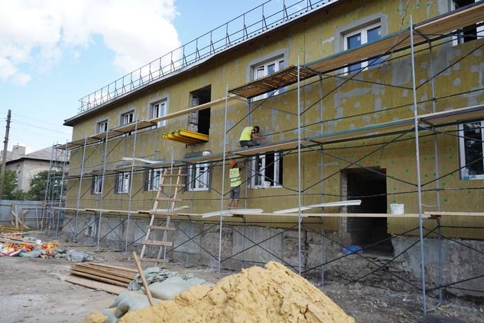 Строители из Красноярского края до конца года завершат восстановление маневренного жилого фонда в подшефном Свердловске, сообщили ЛИЦ в администрации Свердловска и Свердловского района