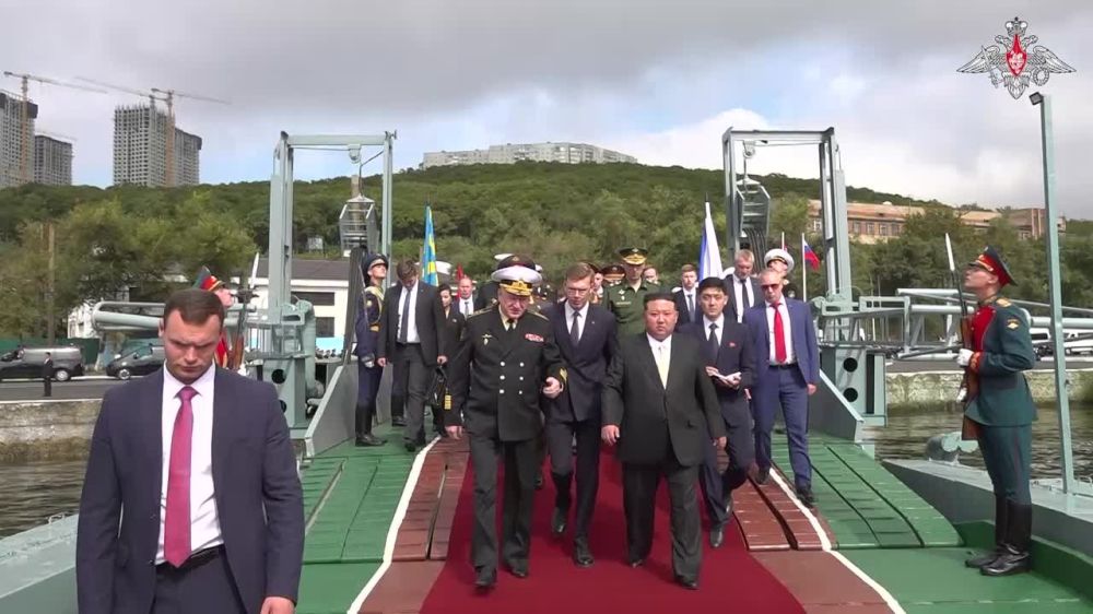Лидер КНДР Ким Чен Ын и Министр обороны РФ Сергей Шойгу прибыли на фрегат Тихоокеанского флота «Маршал Шапошников» во Владивостоке