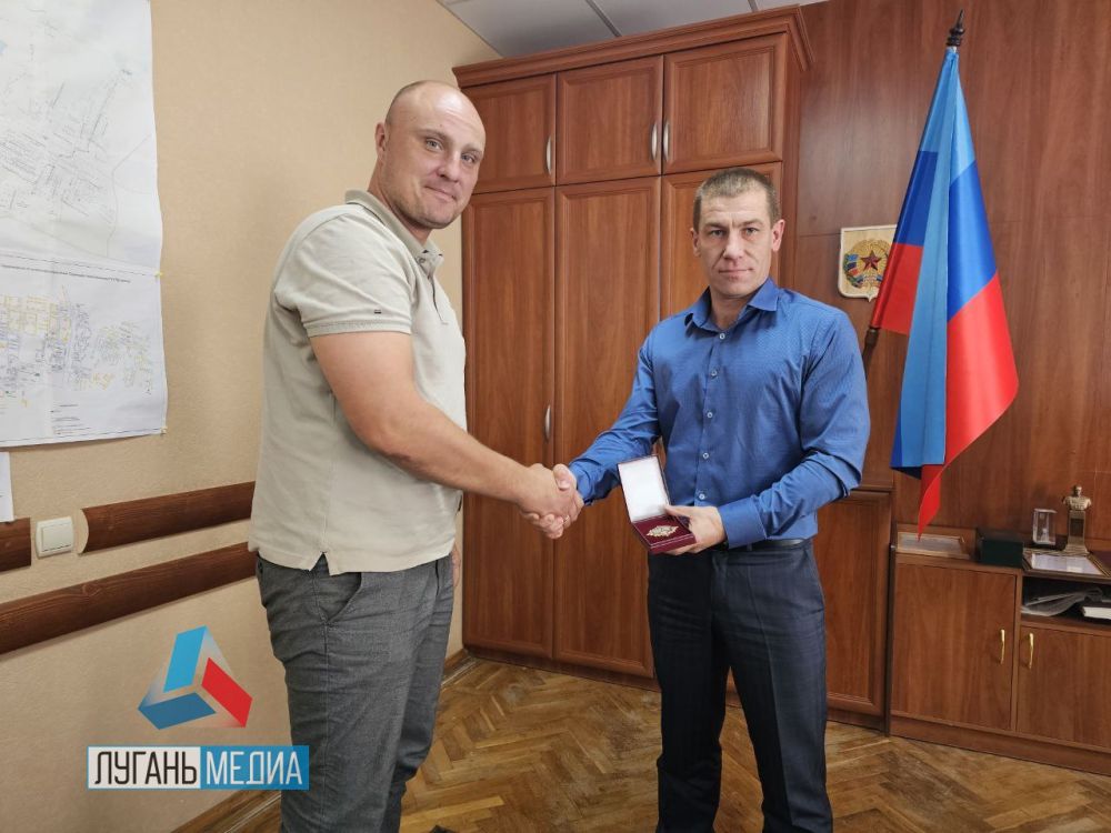 Заместитель директора ГКУ Калужской области «Управление капитального строительства» Ярослав Рассолов был награжден почетным знаком «От благодарного народа ЛНР»