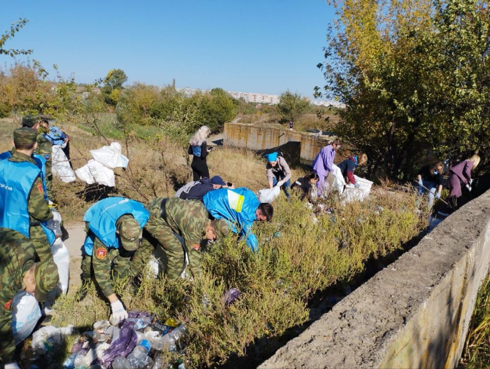 Минприроды ЛНР в рамках Всероссийской акции «Вода России» и ежегодной акции «Очистим Республику от мусора» очистило прибрежную территории пруда «Луганское море» от бытового мусора, сообщили в министерстве