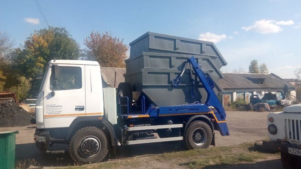 Сергей Колягин: В рамках программы социально-экономического развития Луганской Народной Республики Первомайск получил специализированный автомобиль для перевозки сменных кузовов, оснащенный устройством погрузки и разгрузки (бункеровоз)