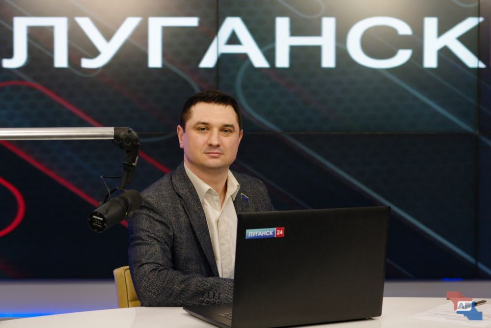 Заместитель Председателя Народного Совета ЛНР Максим Уваров в эфире проекта «Луганск LIVE» на телеканале «Луганск 24» рассказал о том, как США ослабляют своих европейских союзников