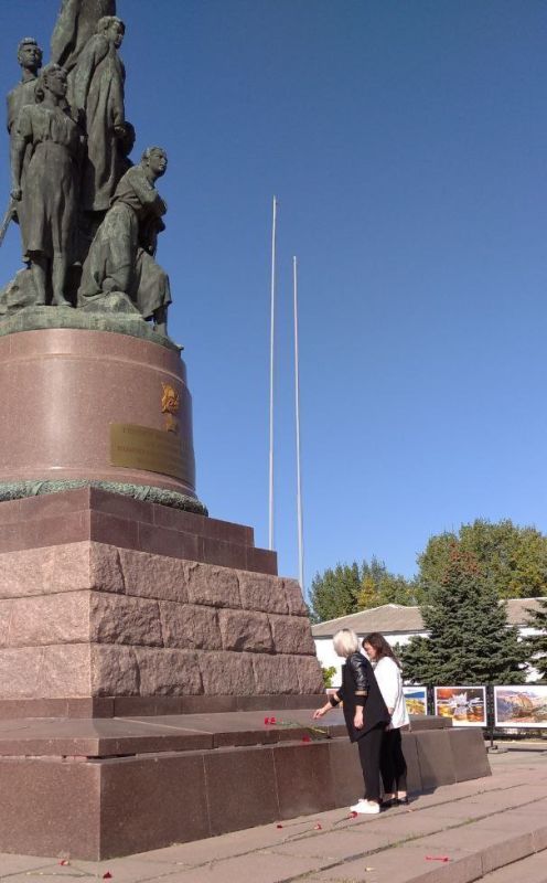 Сотрудники Краснодонского отдела Управления Росреестра по Луганской Народной Республике почтили память юных героев молодогвардейцев