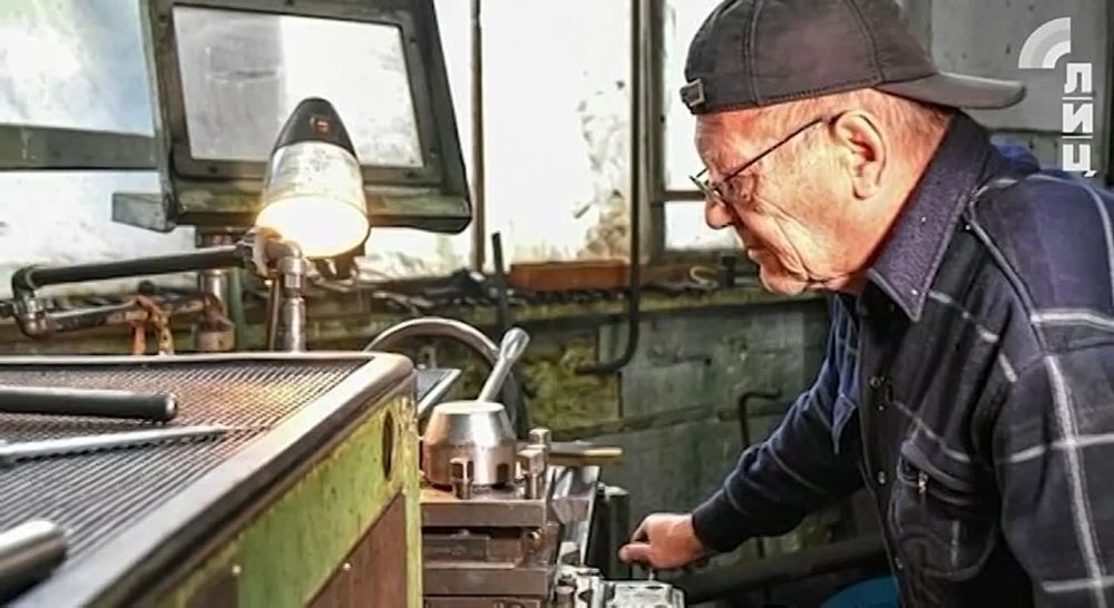 ГЕРОИ НАШЕГО ВРЕМЕНИ. Они живут и работают рядом с нами. Военные и учителя, врачи и строители, политики и общественные...