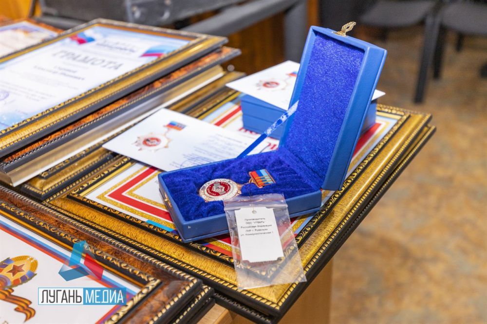 Руководство Республики наградило работников «Почты ЛНР» в профессиональный праздник