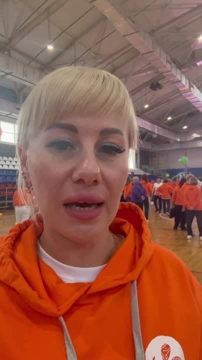 Инна Швенк: С бодрым утром!. Второй день съезда уполномоченных по правам ребенка в Хабаровске начали в спортзале центра единоборств. Провели разминку в формате «Бодрого утра» — коллективного спортивного праздника