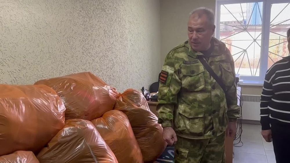 Депутат Народного Совета ЛНР Юрий Юров доставил в Кременную гуманитарную помощь - теплые вещи - от благотворительной организации «Будущее Донбасса»