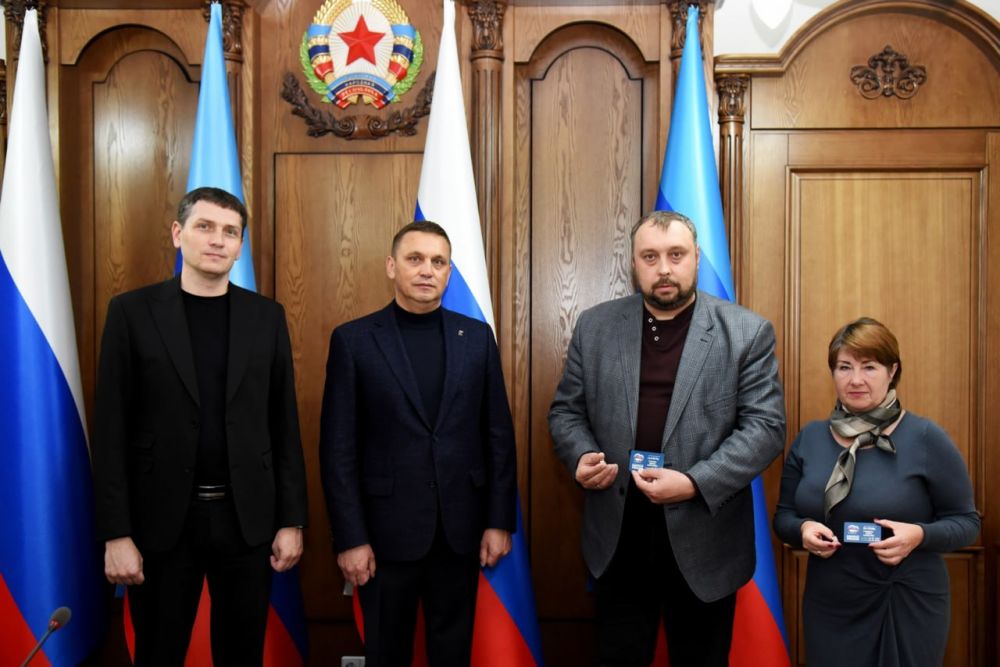 Партийные билеты «Единой России» получили руководители трех регионов ЛНР: