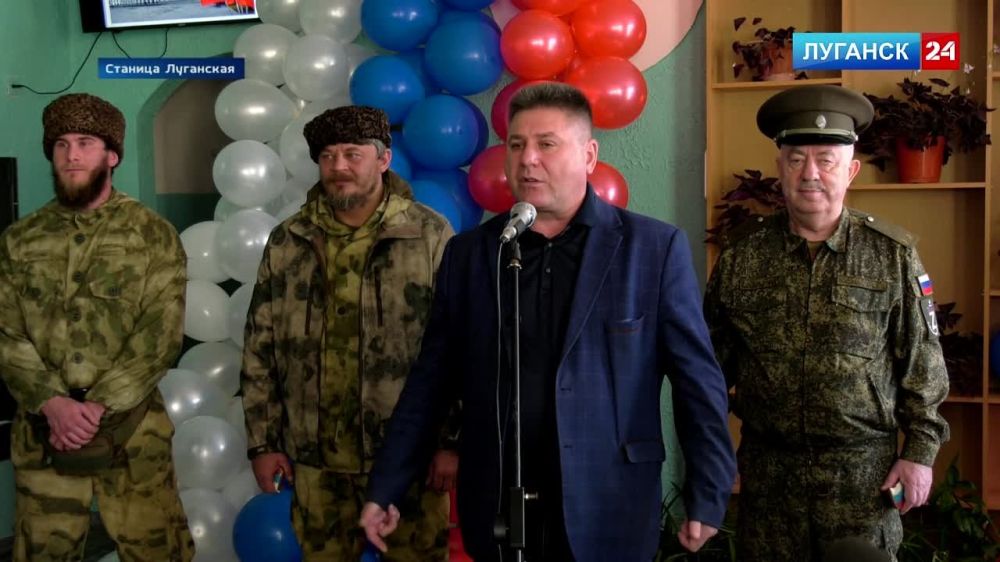 Новая смена. Школьников из Станицы Луганской посвятили в кадеты. Торжество прошло в Станично-Луганской средней школе. Ребят...