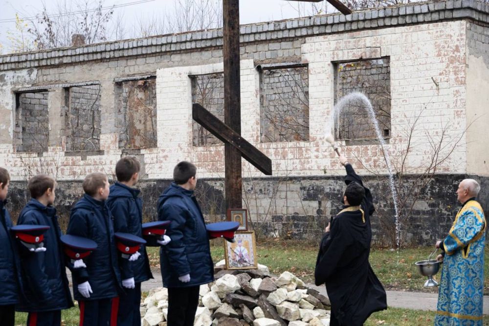 Председатель Народного Совета ЛНР Денис Мирошниченко и депутат Госдумы РФ Виктор Водолацкий приняли участие в церемонии освящения поклонного креста в Станице Луганской