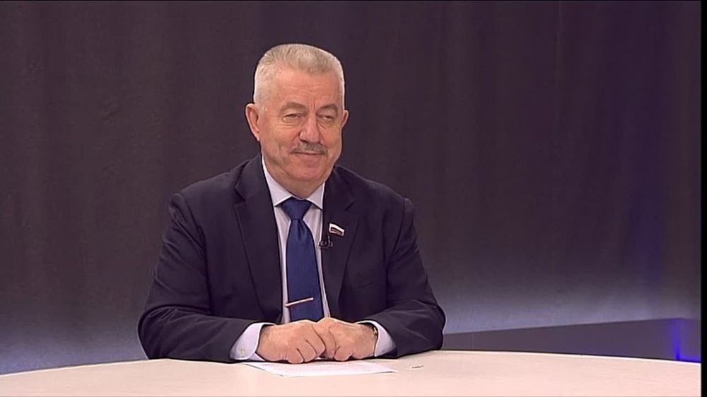 Виктор Водолацкий: Сегодня на канале Луганск 24 в эфире программы "Круглый стол" от всей души поздравил жителей Луганской Народной Республики с важнейшим праздником нашей многонациональной страны - Днем народного единства