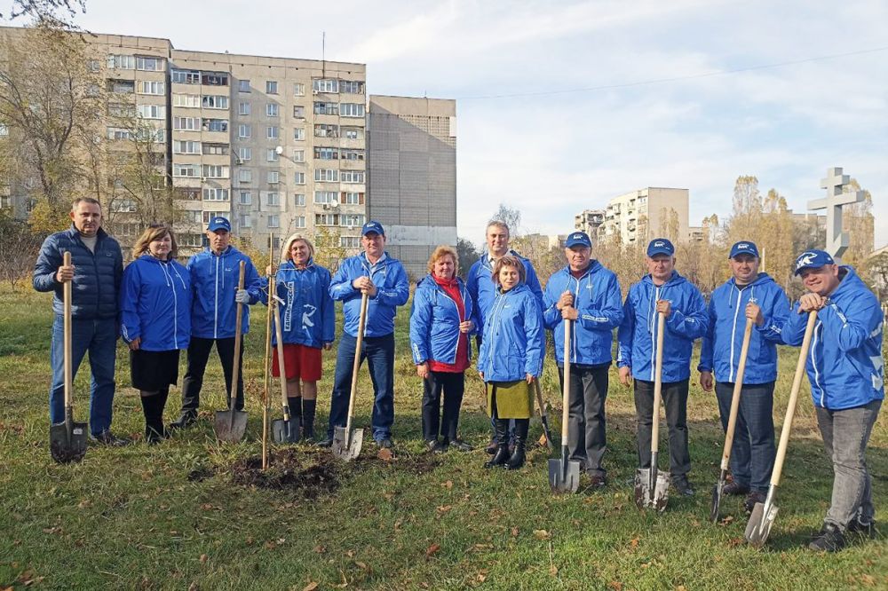 Ко Дню народного единства в ЛНР единороссы высадили более 200 деревьев