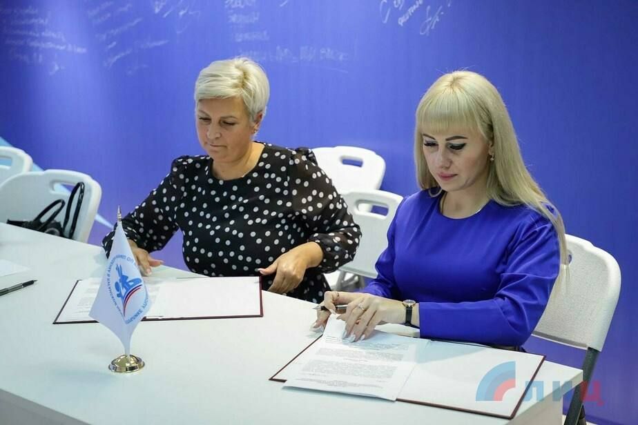 Уполномоченный по правам ребенка в Луганской Народной Республике Инна Швенк подписала Соглашение о сотрудничестве с Председателем общественной организации инвалидов «Путь добра» Лилией Ильиной