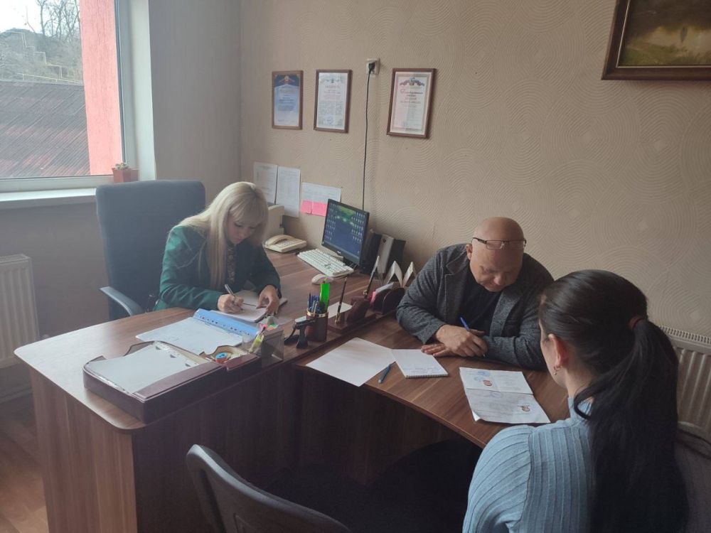 17 ноября в Перевальске, в рамках проведения Всероссийского дня правовой помощи детям, в центре оказания правовой помощи Уполномоченный по правам ребенка в Луганской Народной Республике Инна Швенк провела личный прием граждан