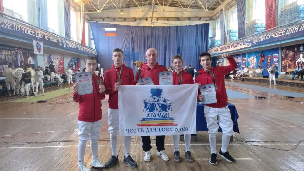 Виктор Водолацкий: Сегодня воспитанники секции фехтования ШСК "Атаман" Алчевского казачьего кадетского корпуса...