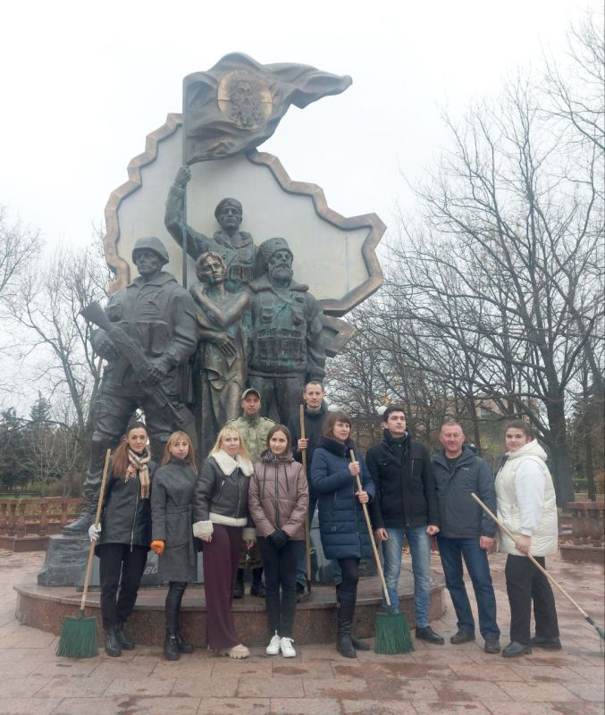 Управление Росреестра по Луганской Народной Республике в рамках акции #Чистая память и в преддверии 15-летия Росреестра запланировало провести череду субботников в памятных местах города