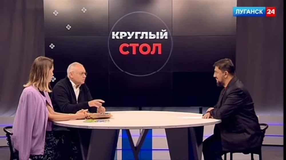 Председатель комиссии по культуре и образованию Общественной Палаты ЛНР, директор учебно-воспитательного объединения «Восток» Антон Кондратенко в эфире программы «Круглый стол» на телеканале «Луганск 24» о наполнении книжного фонда Республики