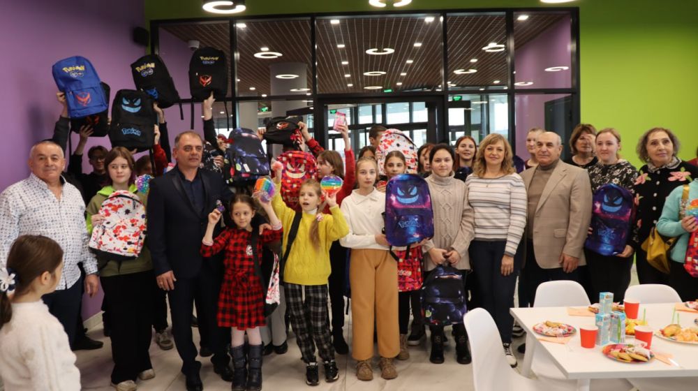 По инициативе Дениса Мирошниченко и Виктора Водолацкого в Луганске прошел «Фестиваль народов России» для детей-сирот