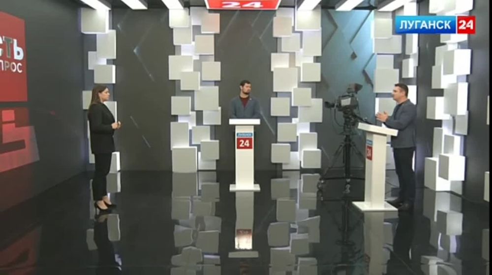 Заместитель Председателя Народного Совета ЛНР Максим Уваров в эфире программы «Есть Vопрос» на телеканале «Луганск 24» рассказал, является ли Владимир Зеленский ключевой фигурой в войне на Украине