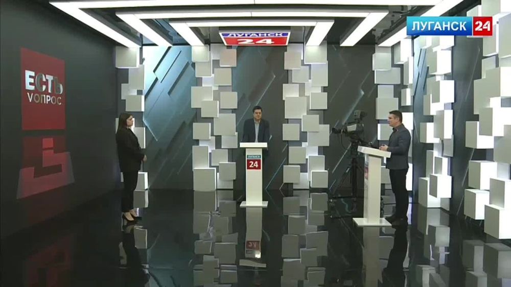 Заместитель Председателя Народного Совета ЛНР Максим Уваров в эфире программы «Есть Vопрос» на телеканале «Луганск 24» отметил, что президент Украины Зеленский в текущей обстановке «отчаянно цепляется за власть»